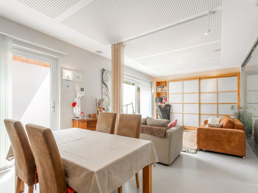 Dit appartement op het gelijkvloers, gelegen in het centrum van Oostrozebeke, biedt een uitstekende combinatie van commerciële en residentiële mogelij