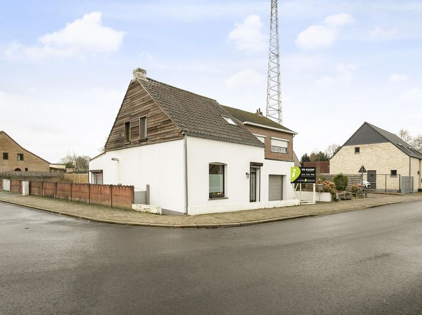 Rustig gelegen in het centrum van Geel, op wandel-/fietsafstand van alle faciliteiten (station, winkels, scholen, openbaar vervoer, ...) en met vlotte