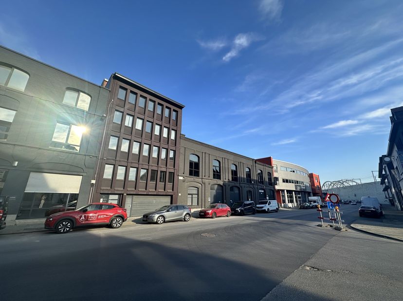Bureau lumineux de 100 m² situé au 123 Bredastraat. Cet espace ouvert et flexible est idéal pour les indépendants ou les petites équipes à la recherch