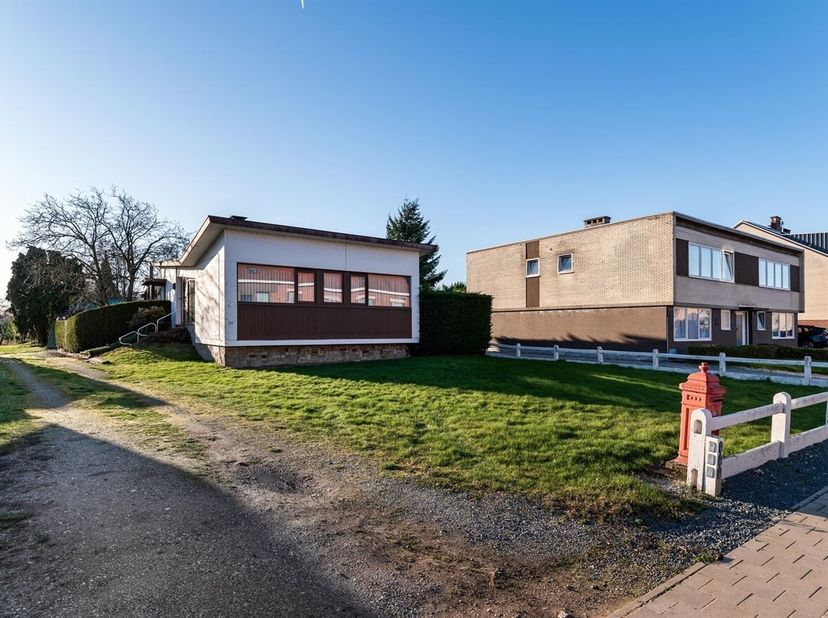 La propriété est idéalement située le long de la Dendermondse Steenweg à Sint-Niklaas, avec un accès facile au centre-ville et aux communautés environ