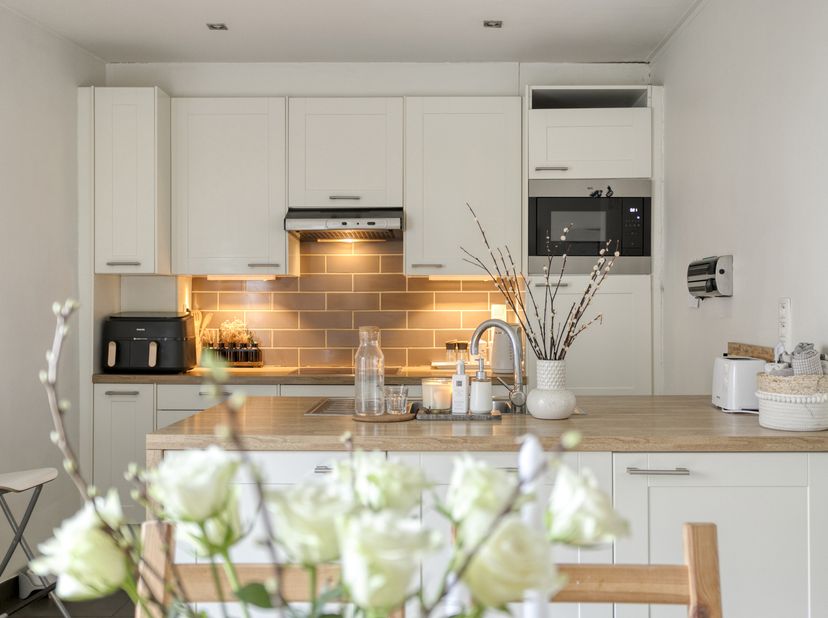 Volledig gerenoveerde woning met terras en 2 slaapkamers, gelegen achter een karaktervolle gevel van een voormalige slagerij. De woning werd smaakvol