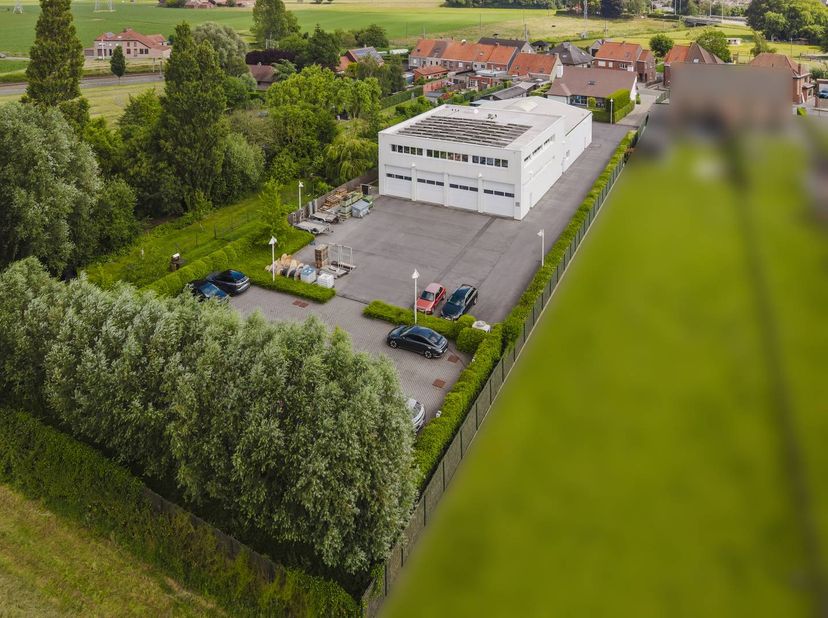 Bâtiment commercial polyvalent avec une maison de luxe à vendre à Lendelede sur une superficie totale de 3 704 m². <br />
<br />
Bâtiment commercial c