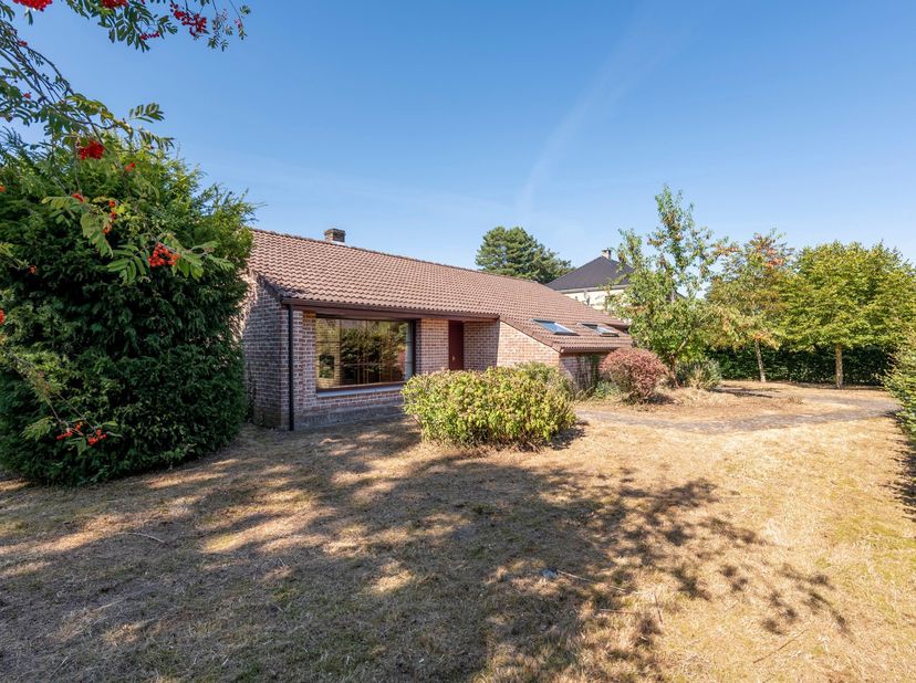 Vrijstaande laagbouwwoning in een villawijk op ruim perceel van 2.448 m²<br />
<br />
Gelegen in een aangename en residentiële villawijk vinden we dez