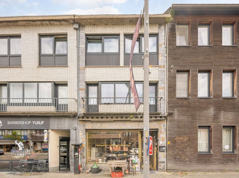 Veelzijdig pand met tal van mogelijkheden<br />
<br />
Het handelspand omvat onder meer een atelier, een ruime garage en een volledig onderkelderde ru