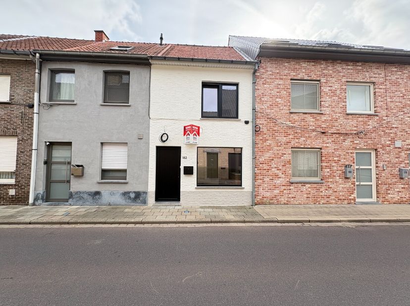 Roeselare- Maison pour primo-accédants ou immeuble de rapport à vendre, idéalement situé.Vous recherchez votre première maison ou un immeuble de rappo