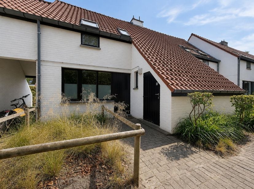 Gezellige en volledig gemeubelde woning met uitweg aan de Louisweg in de Simliwijk. Centraal en rustig gelegen in het groene domein Ysermonde, tussen