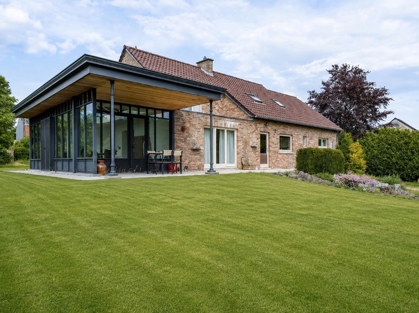 EasyHome Immobilier presenteert met trots deze prachtige vrijstaande woning, ideaal gelegen in Floreffe.<br />
Op het gelijkvloers ontdekt u een ruime
