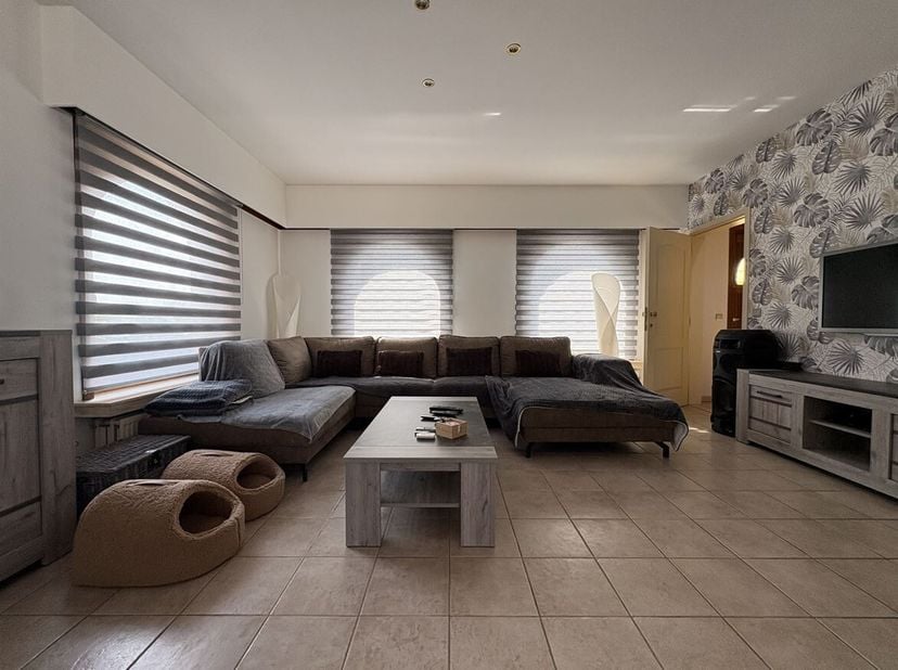 Ruime woning met garage en tuin.<br />
Ligging: Deze ruime woning is gunstig gelegen nabij het centrum van Lille en geniet van een vlotte verbinding n