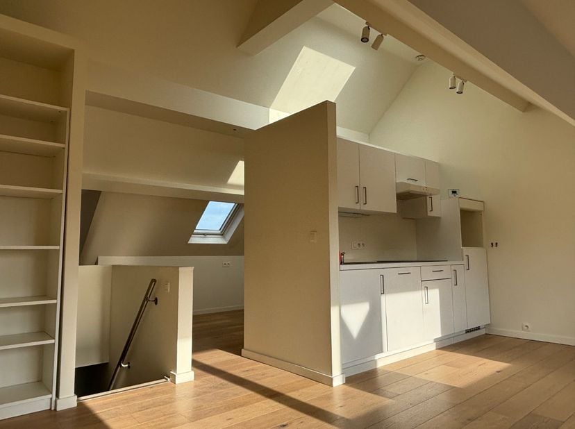 Laat je verrassen door deze lichtrijke studio in dit kleinschalig gebouw, bestaande uit vier wooneenheden. Het gebouw werd gerenoveerd in 2018 en is v
