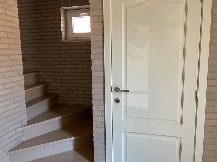 Prachtige ruime woning met tuin in rustige omgeving <br />
Ligging: Het huis is gelegen in Wechelderzande, in een doodlopende straat. Maar toch vlakbi