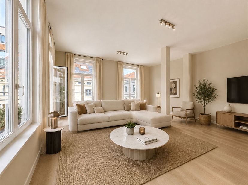 Ideaal gelegen in het hart van de stad, vlakbij winkels, openbaar vervoer en voorzieningen, prachtig appartement van +/- 92 m² (casco) met veel potent