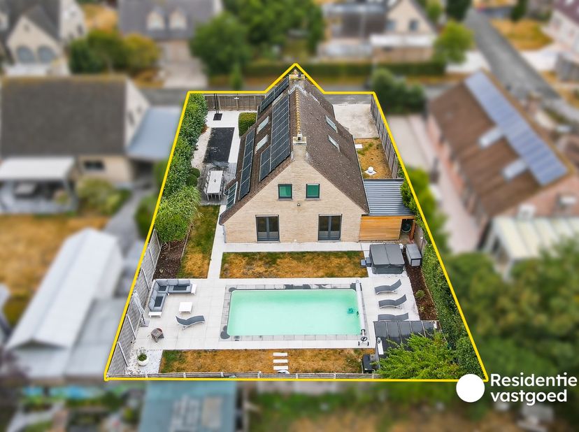 Deze ruime villa geniet van een rustige ligging in een doodlopende straat en combineert aangenaam wooncomfort met tal van praktische troeven. De wonin