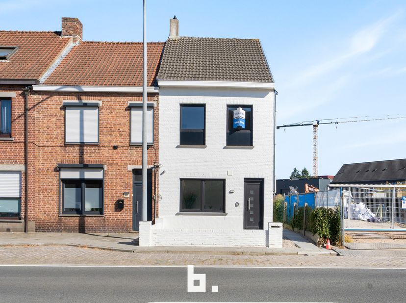 Ontdek deze volledig gerenoveerde en instapklare woning in Sint-Andries, waar ruimte, licht en hedendaags wooncomfort perfect samenkomen.<br />
Met ma