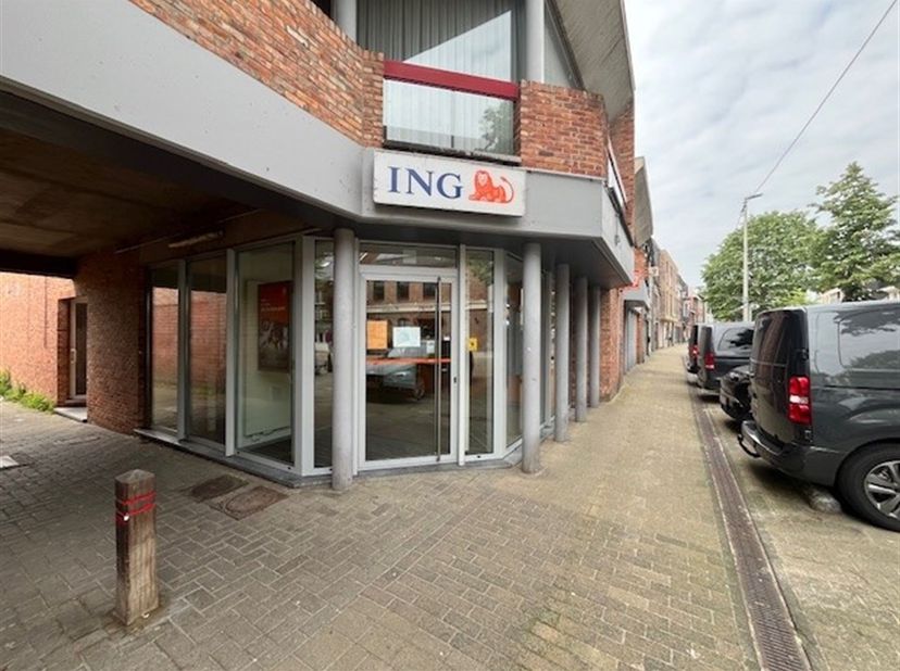 Veelzijdig Handelspand met kantoorruimtes, parking en garage op een topligging.<br />
<br />
Bent u op zoek naar een ruim en professioneel pand met