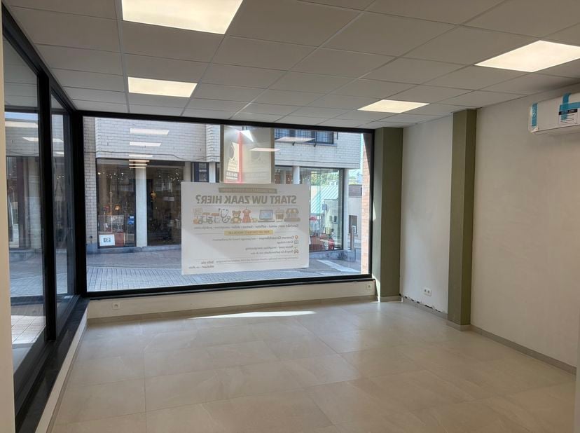 In de Brugstraat, in het verlengde van de winkelstraat van Geraardsbergen, bevindt zich deze recent vernieuwde handelsruimte van 72 m². Dankzij de gro
