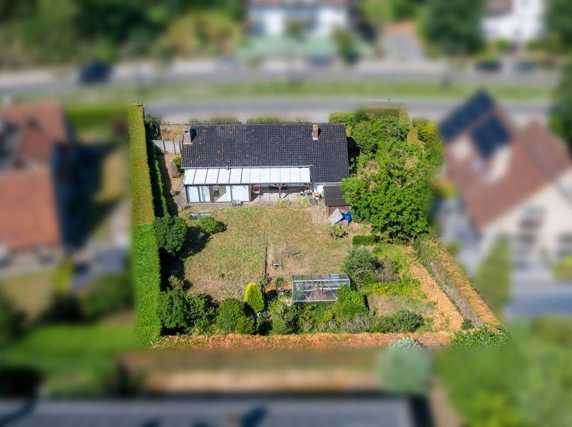 Te renoveren bungalow op toplocatie nabij zee en natuur<br />
Bent u op zoek naar een renovatieproject of bouwgrond op een uitzonderlijke locatie? Dan