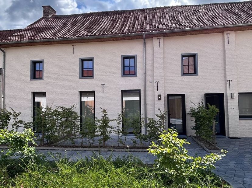 <br />
&amp;nbsp;<br />
De voormalige vierkantshoeve van Gruitrode werd omgebouwd tot een uniek woonproject van 10 huurwoningen.<br />
Dit is een zeer sfe