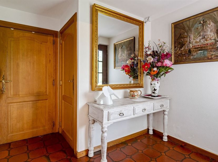 Unieke halfopen bebouwing in fermette stijl op ruim ingesloten perceel van bijna 3.400 m²!<br />
De woning is als volgt ingedeeld:<br />
Een inkomhal