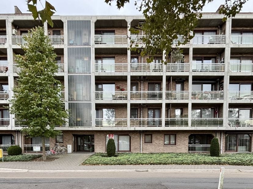 Cet appartement bien entretenu est situé sur la Hazelarenlaan, dans le quartier de Banneux à Hasselt. Grâce à son emplacement central, les commerces,