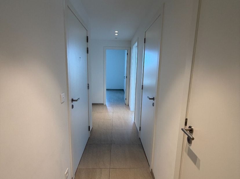 Prachtig appartement met 2 slpks en terras te huur in Lommel:Indeling: inkomhal, woonkamer met open keuken, berging, terras, nachthal, apart toilet, b
