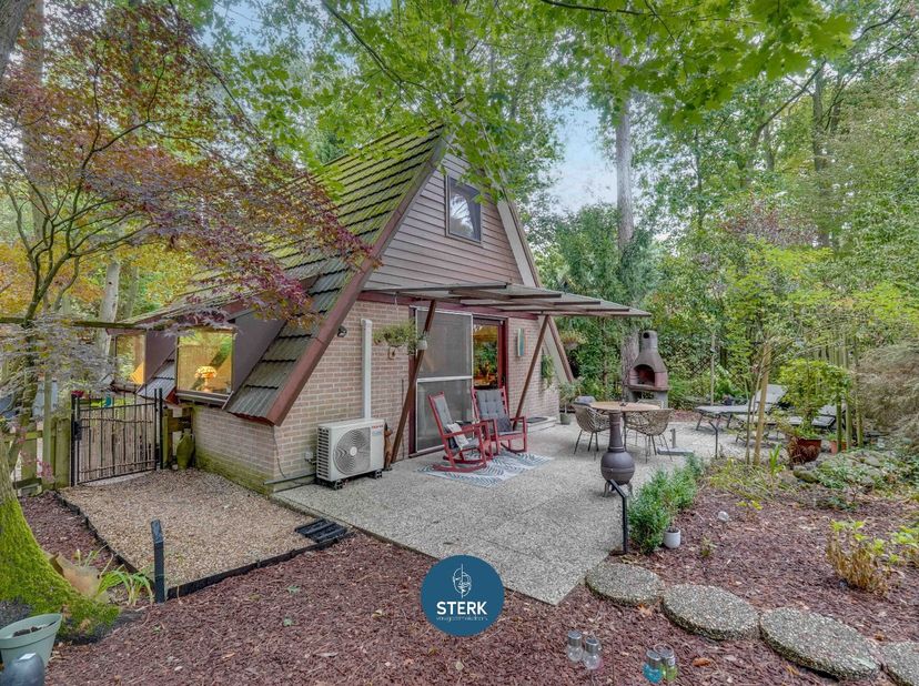 SFEERVOLLE VAKANTIEWONING INCL. INBOEDEL EN RUIME TUIN OP SONNEVIJVER ! <br />
<br />
We vinden deze vakantiewoning met een bewoonbare oppervlakte van