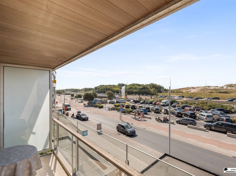 Situé dans la Kapelstraat, au centre de Bredene, cet appartement de deux chambres est magnifiquement entretenu. Grâce à son emplacement unique offrant