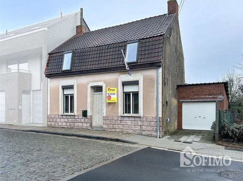 Charmante, halfopen woning met tuin en garage te Westouter.<br />
De woning is als volgt ingedeeld:<br />
Gelijkvloers:<br />
Inkomhal, aparte keuken,