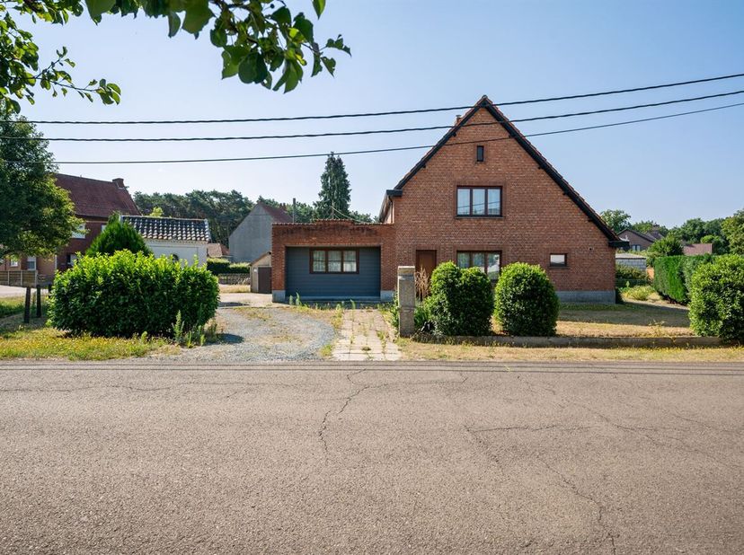 Te renoveren 3 slpk woning met tal van mogelijkheden<br />
Bent u op zoek naar een renovatieproject met tal van mogelijkheden? Dan is deze te renovere