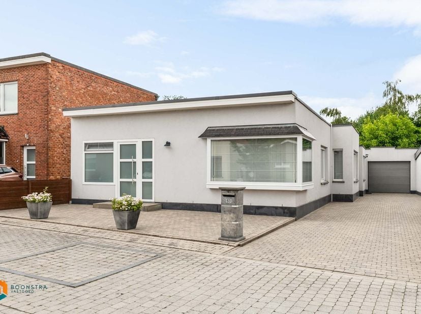 Op een rustige locatie in Putte bevindt zich deze verzorgde gelijkvloerse woning op een perceel van 453 m². De woning combineert comfortabel wonen met
