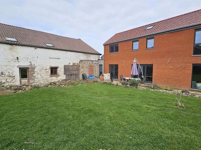 Cette maison peut devenir une superbe propriété avec:<br />
Sur l'avant: Une ancienne fermette à rénover en espace polyvalent et chambres à l'étage. I