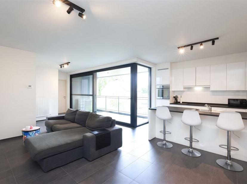 Tijdloos instapklaar appartement met 2 slaapkamers en ruim terras in Nieuwerkerken - Investeringsappartement<br />
<br />
Omgeving:<br />
+ Gelegen