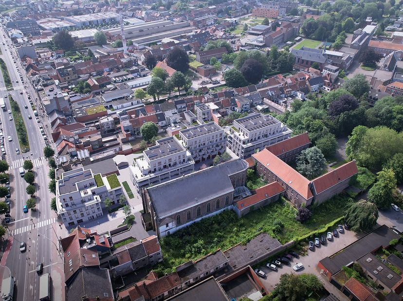 In het nieuwbouwproject StrooPoort, gelegen in het hart van Eeklo, bieden we 13 handels- en kantoorruimtes te koop aan. Deze ruimtes zijn verdeeld ove