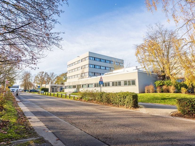 SITUATION<br />
Implantés dans le bâtiment principal du campus ICE Louvain, au Chemin du Cyclotron 6, ces bureaux offrent un environnement dynamique a