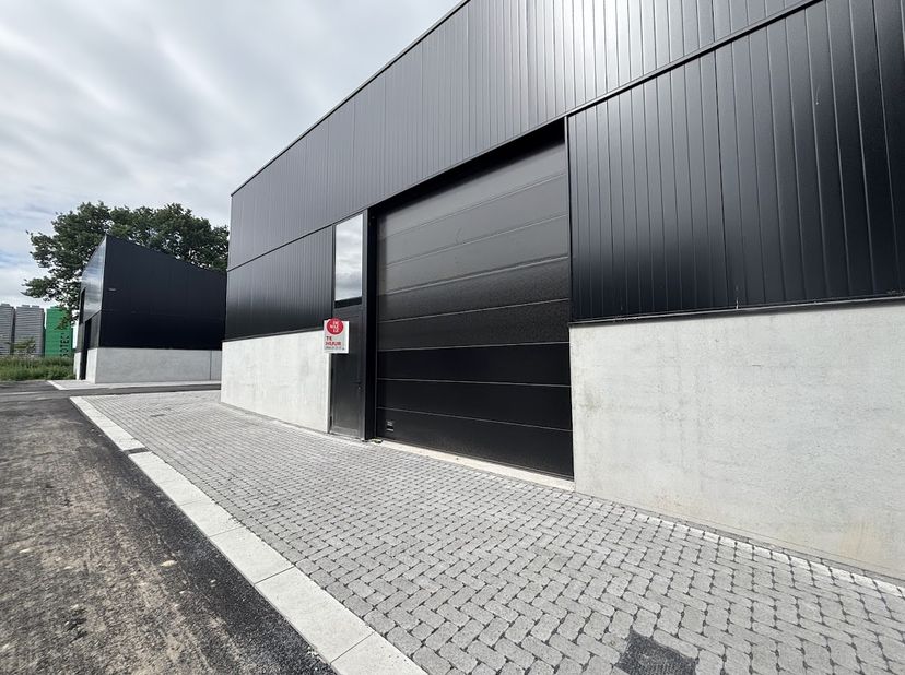 Unité PME récemment construite d'environ 144 m² à louer dans le projet Zeus situé le long de la Gauwelstraat à Zwevegem. <br />
<br />
Commodités : <b