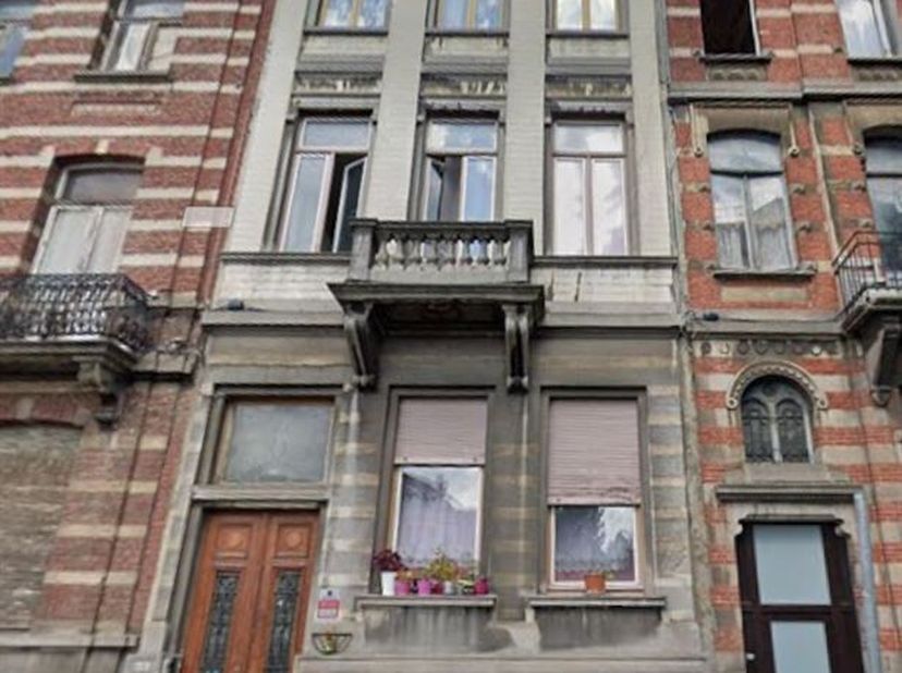 Espace Immo Brussels presenteert, in de wijk Tour en Taxi, dit prachtige kavel van 2 erkende eenheden: een studio van +/- 35 m² en een appartement met