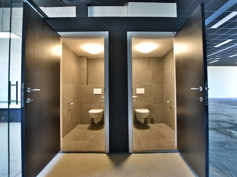 Multifunctioneel bedrijfspand in Hamme<br />
Dit ruime bedrijfspand is ideaal voor diverse handelsactiviteiten en ligt op een gunstige locatie nabij