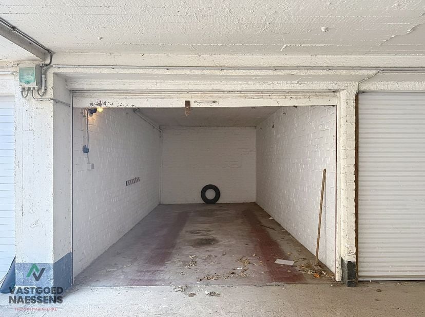 Deze gesloten garage met nummer 8 is gelegen op de bovenverdieping in de residentie Wellington Extension. Deze residentie is gelegen vlakbij de Zeedij