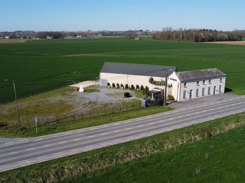 Très grand immeuble composé d'une surface polyvalente d'un vaste parking et logement   <br />
Rez : Vaste pièce d'accueil, grande surface polyvalente,