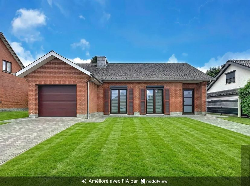 Dans un quartier résidentiel paisible, cette élégante villa de plain pied entièrement rénovée ne manquera pas de vous séduire.<br />
Posée sur un gran