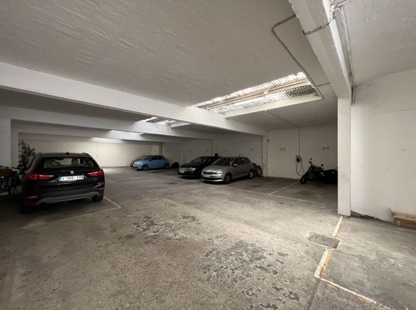Autostaanplaats te huur in overdekte gemeenschappelijke ruimte.&amp;nbsp;<br />
Afgesloten met automatische poort.&amp;nbsp;<br />
<br />
1 maand waarborg<br