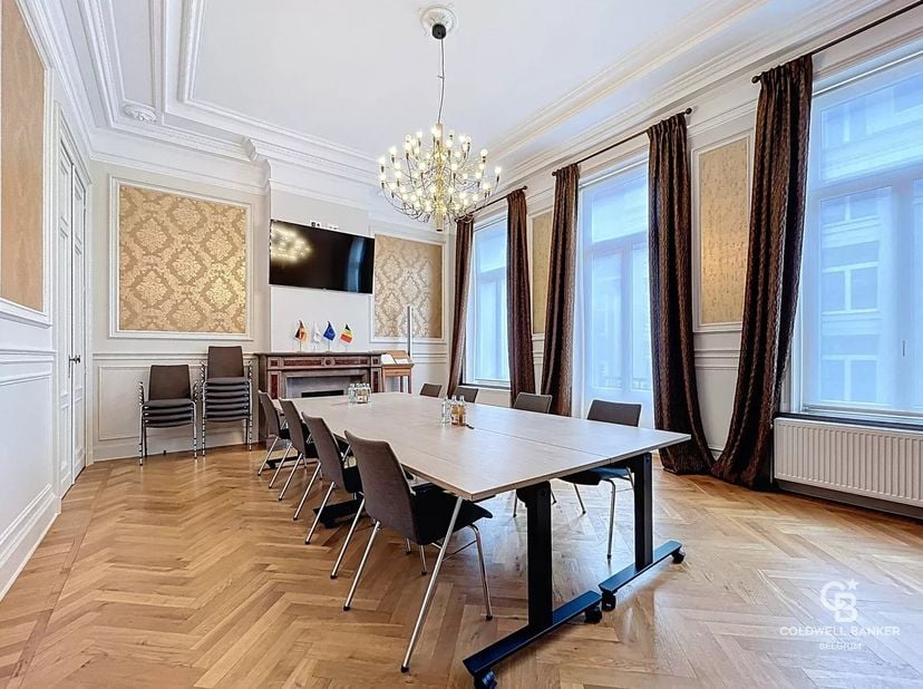 Située rue De Crayer, à proximité de lavenue Louise, cette maison bourgeoise de style néoclassique datant de 1886 développe ± 300 m² habitables.<br />