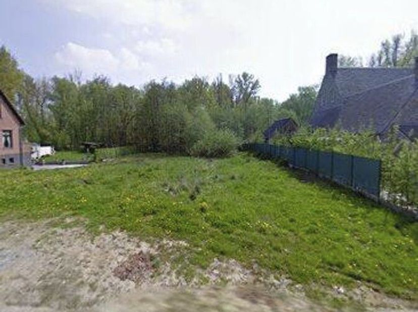 Perceel grond voor halfopen bebouwing (lot 3)  <br />
  <br />
Lot 3 (C1555RP0000) perceel voor halfopen bebouwing met een oppervlakte van 6a 00ca.  <