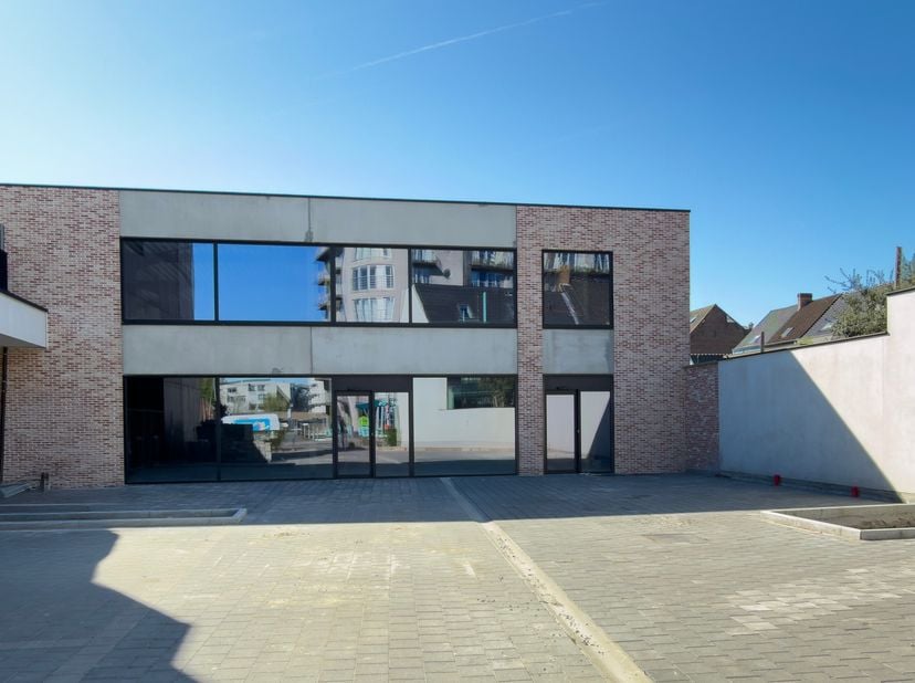 Dit prachtige kantoor gelegen langs de N43 Gent-Kortrijk aan het kruispunt Gentstraat met Guido Gezellelaan en op slechts 5 minuten van de op- en afri