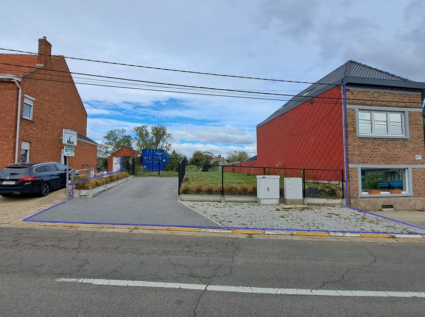 Gelegen nabij de dorpskern van het gezellige Goetsenhoven ligt deze mooie betaalbare bouwgrond van 7a 44ca voor halfopen bebouwing. De oprit is reeds