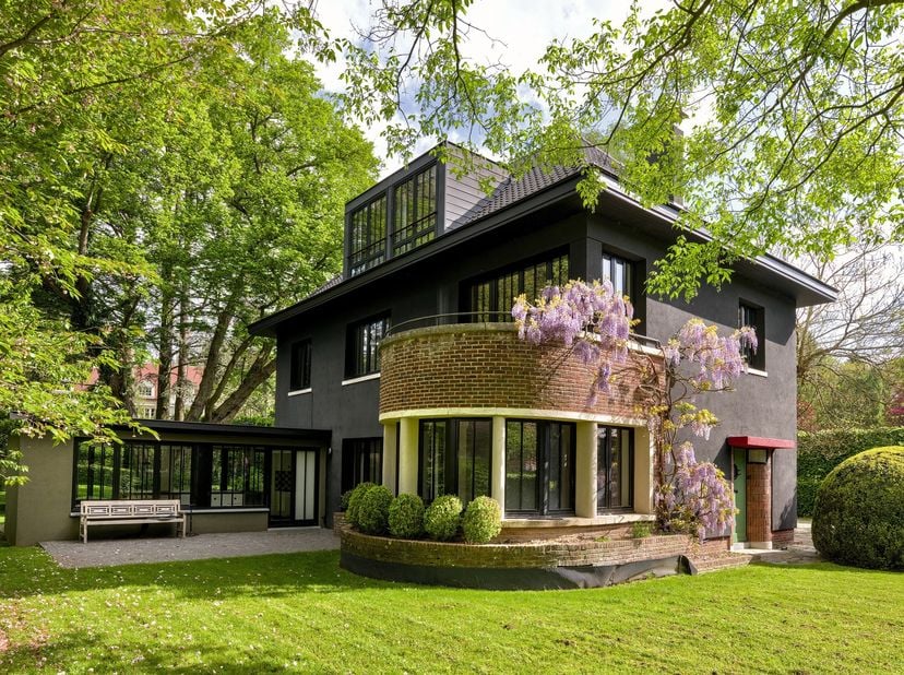 Dans le quartier résidentiel d’Hoogvorst, à proximité du Palais des Colonies et de la Forêt de Soignes, cette superbe villa de charme profite d’un cad