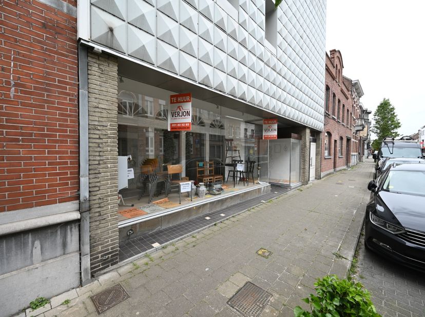 Deze commerciële ruimte bevindt zich op een uitstekende locatie dankzij haar centrale ligging en goede bereikbaarheid.<br />
<br />
Dit pand kan gebru