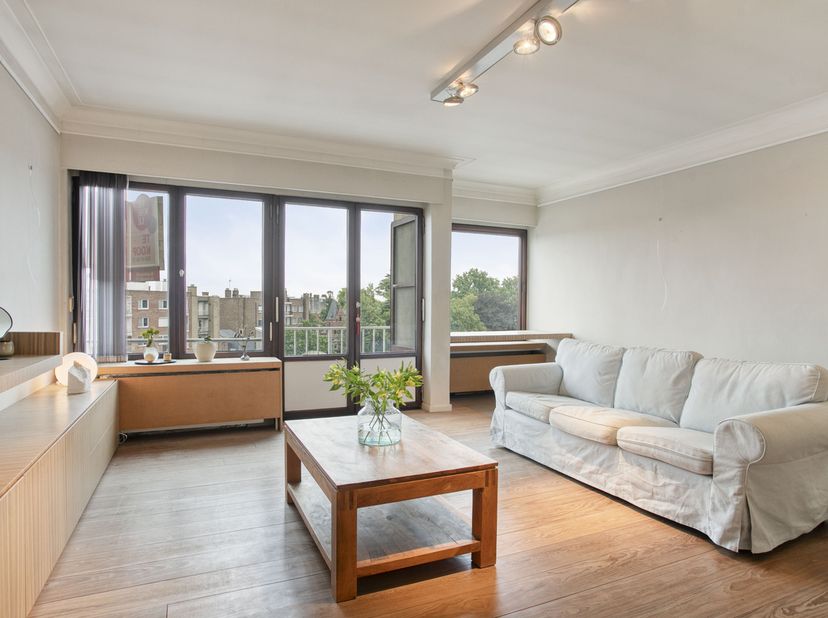 Découvrez ce charmant penthouse de deux chambres situé sur le Plein à Courtrai. L'espace de vie est orienté sud-est, avec des armoires encastrées et u