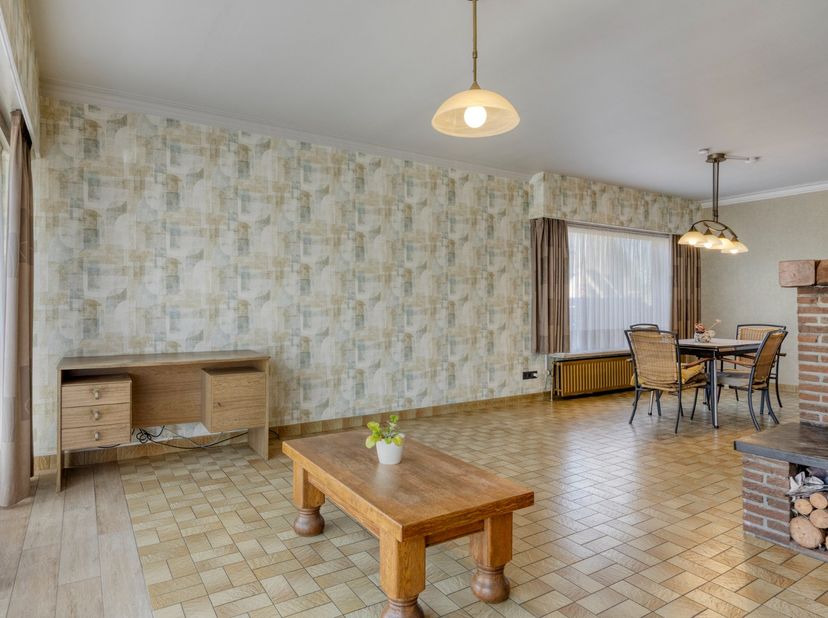 Deze woning is centraal gelegen in Dessel, vlakbij het kanaal Bocholt-Herentals op fietsafstand van het centrum en lokale winkels. Er is een vlotte ve