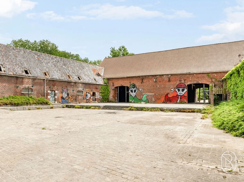 Bien professionnel à vendre à ,
                    7910 Anseroeul