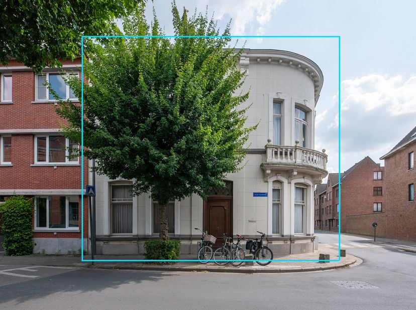Deze prachtige directeurswoning op een perceel van 510m² in het centrum van Turnhout heeft een eclectische bouwstijl en biedt een unieke mix van charm